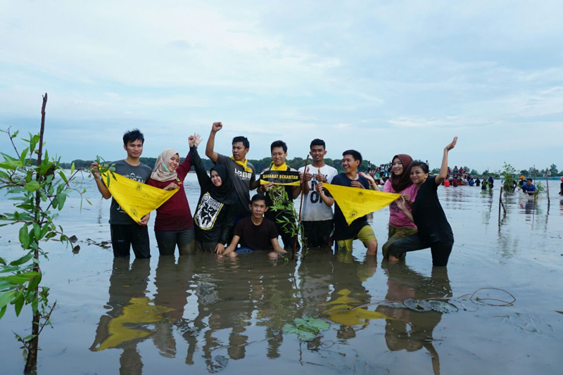 Foto-foto Mengikuti Kegiatan Konsevasi Penanaman Pohon Rambai STIENAS Banjarmasin