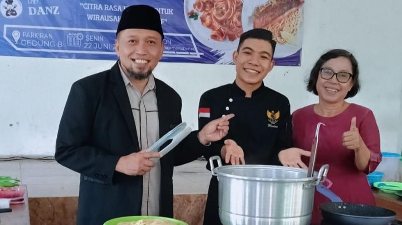 Demo Cooking Kewirausahaan Ekonomi Kreatif Food and Beverage: Menumbuhkan Jiwa Wirausaha Mahasiswa Melalui Kreativitas Kuliner